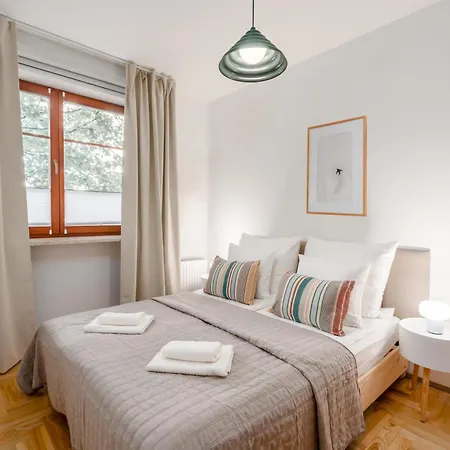& Parking Garage, 15 Minutes From Old Town Apartamento *