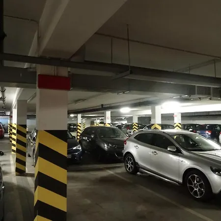 & Parking Garage, 15 Minutes From Old Town Varsóvia