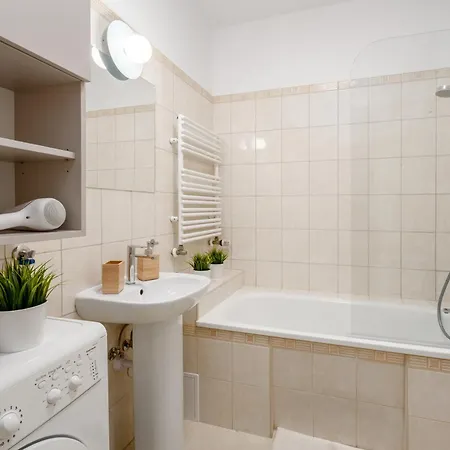 & Parking Garage, 15 Minutes From Old Town Apartamento *