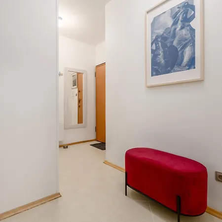 & Parking Garage, 15 Minutes From Old Town Apartamento *