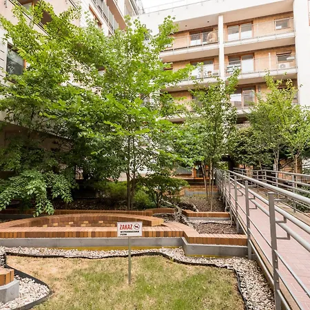& Parking Garage, 15 Minutes From Old Town Apartamento Varsóvia